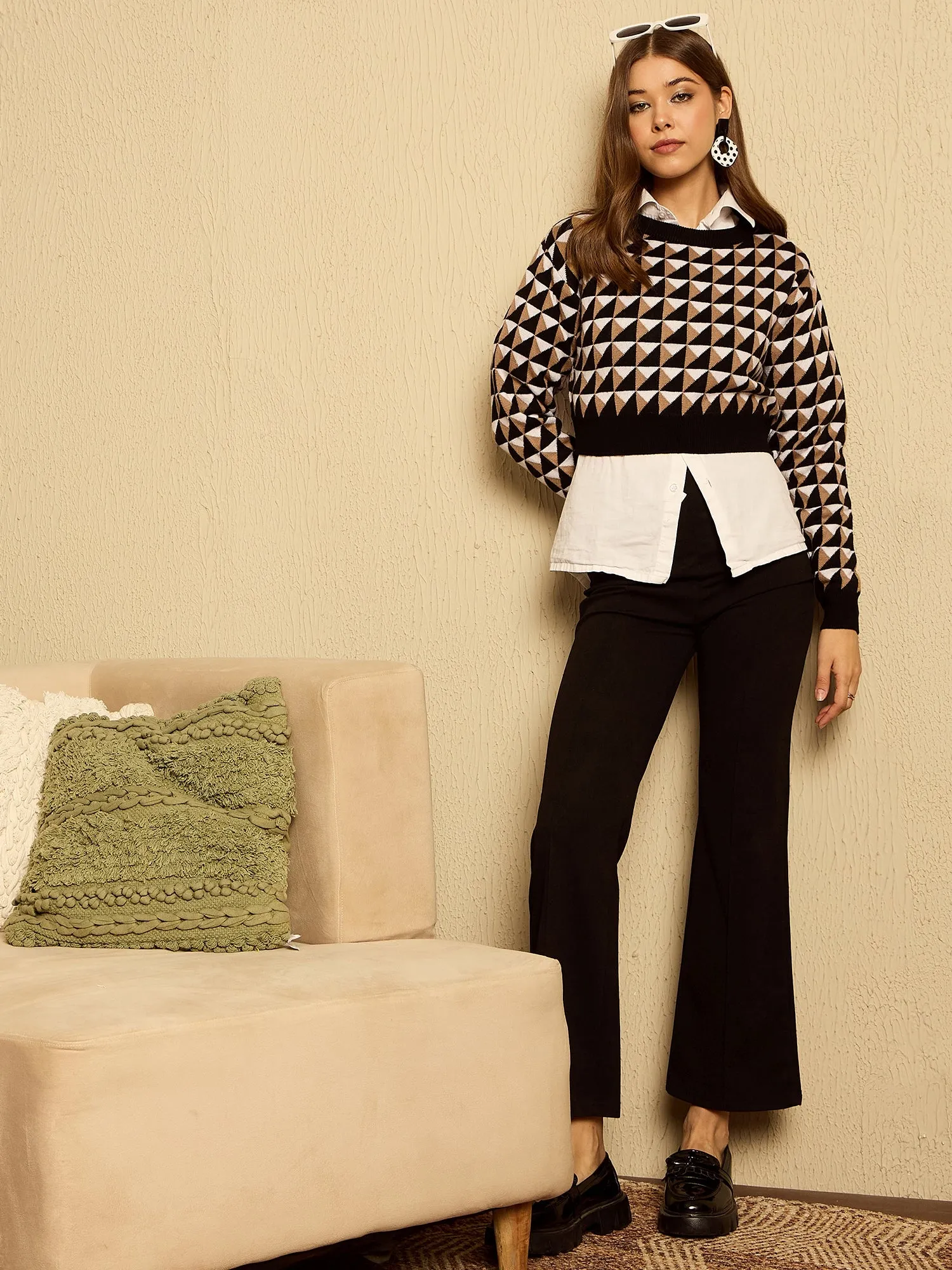 Berrylush Women Black Geometric Print Round Neck Full Sleeve Knitted Crop Sweater
