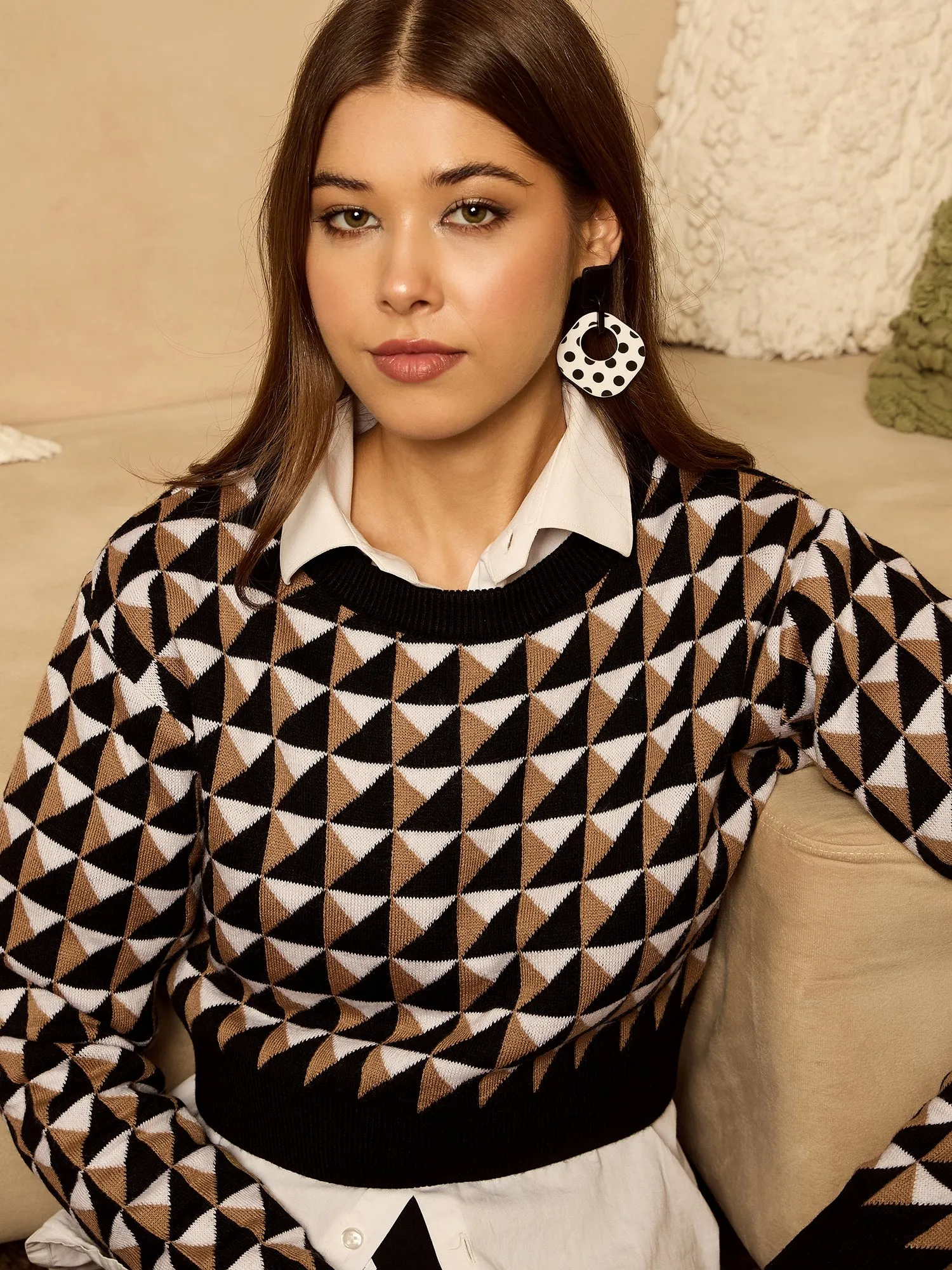 Berrylush Women Black Geometric Print Round Neck Full Sleeve Knitted Crop Sweater