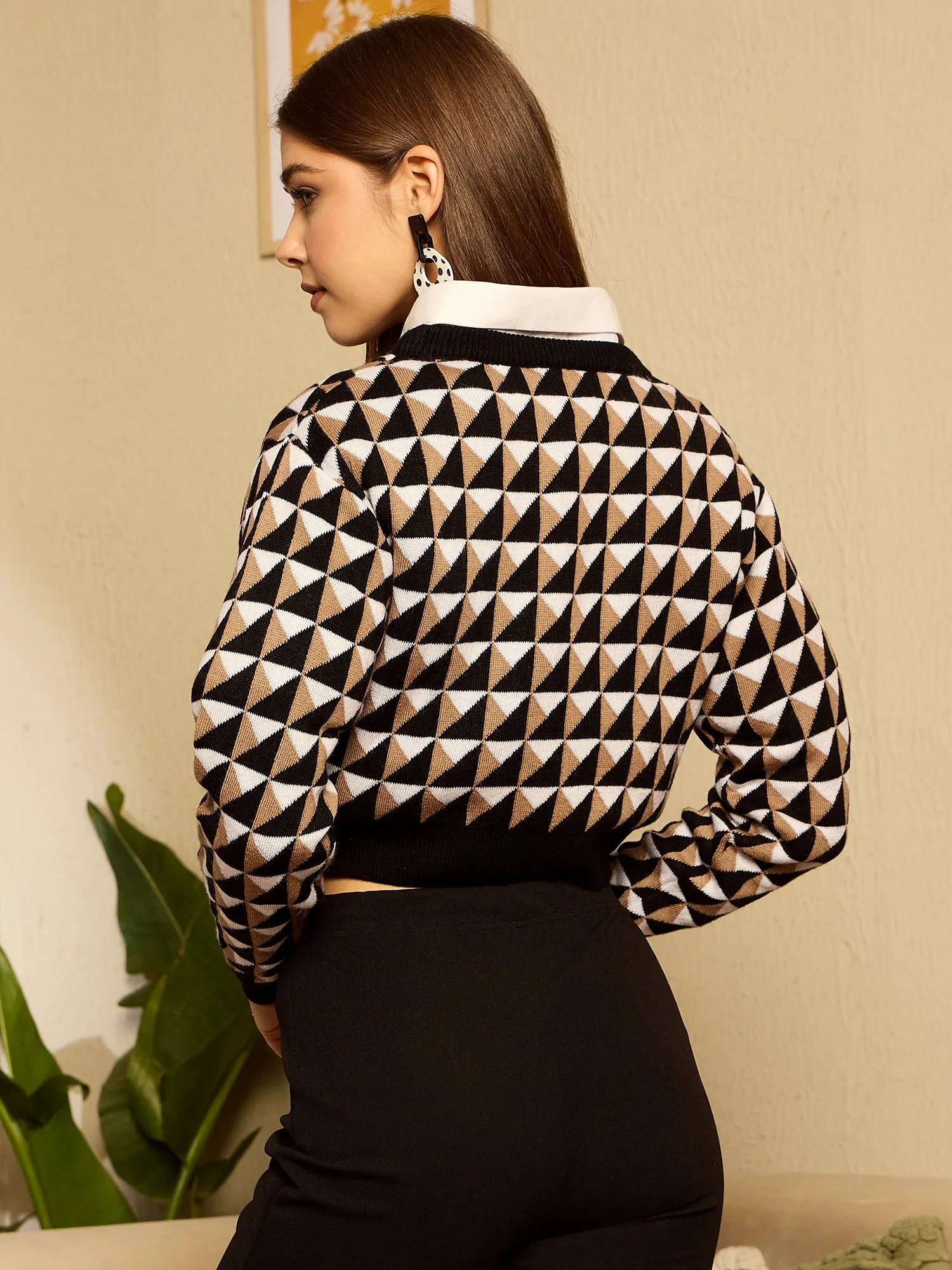 Berrylush Women Black Geometric Print Round Neck Full Sleeve Knitted Crop Sweater